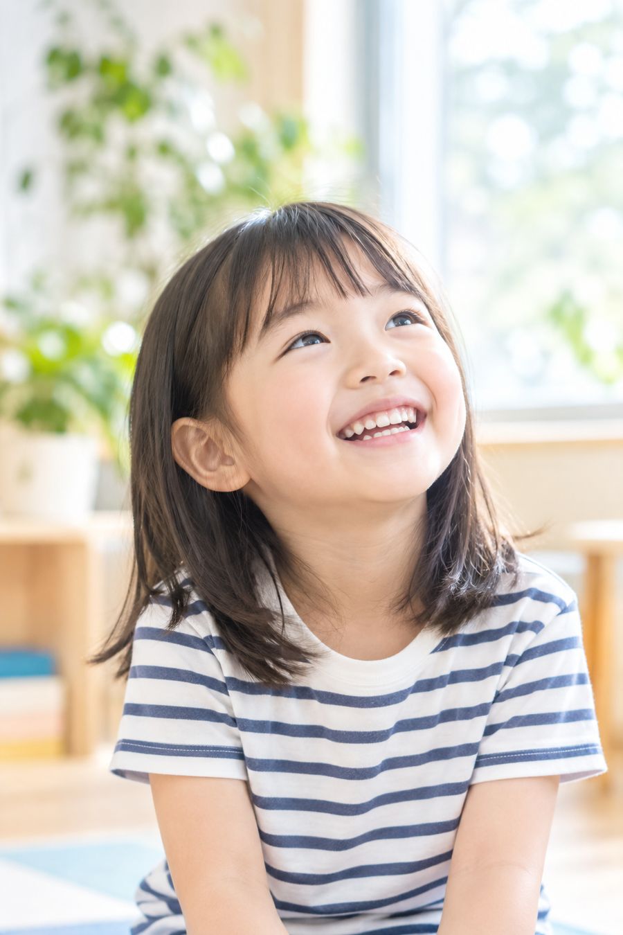 笑顔で上を見上げるこども