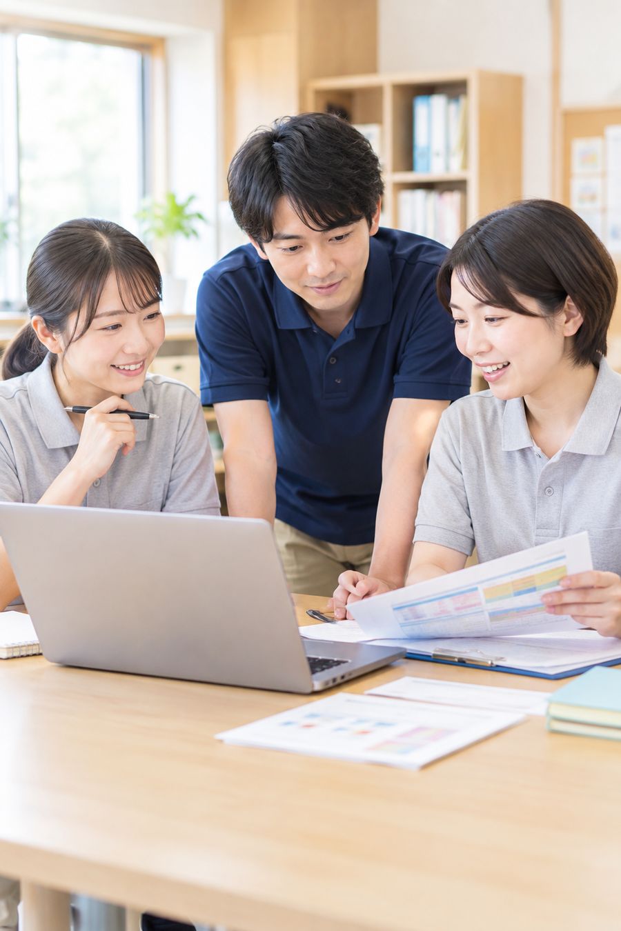 資料を見ながら話し合うスタッフ