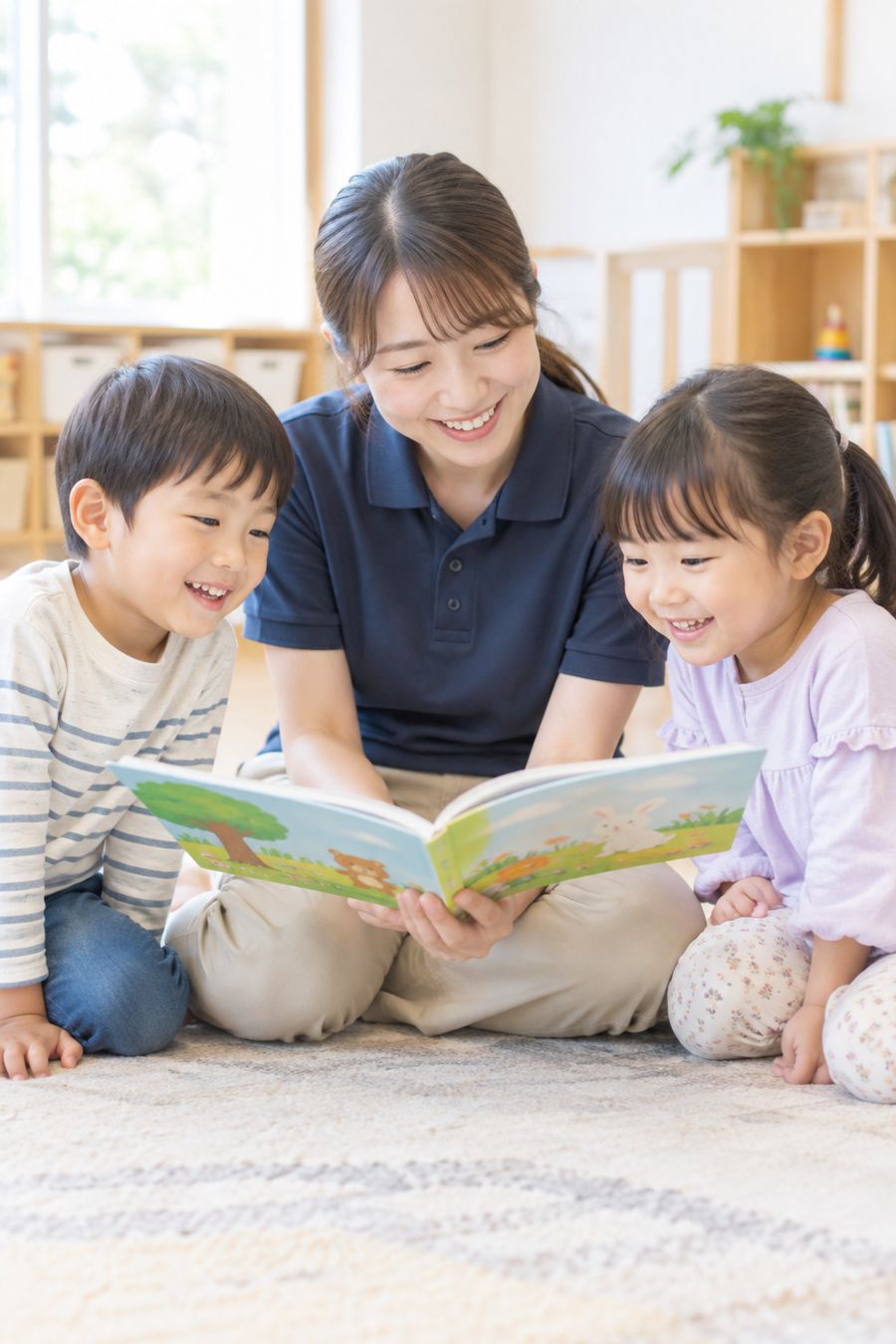 スタッフが子どもたちに絵本を読み聞かせる様子